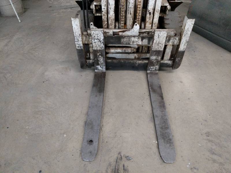 lot 6 image: Allis Chalmers LP Gas Forklift