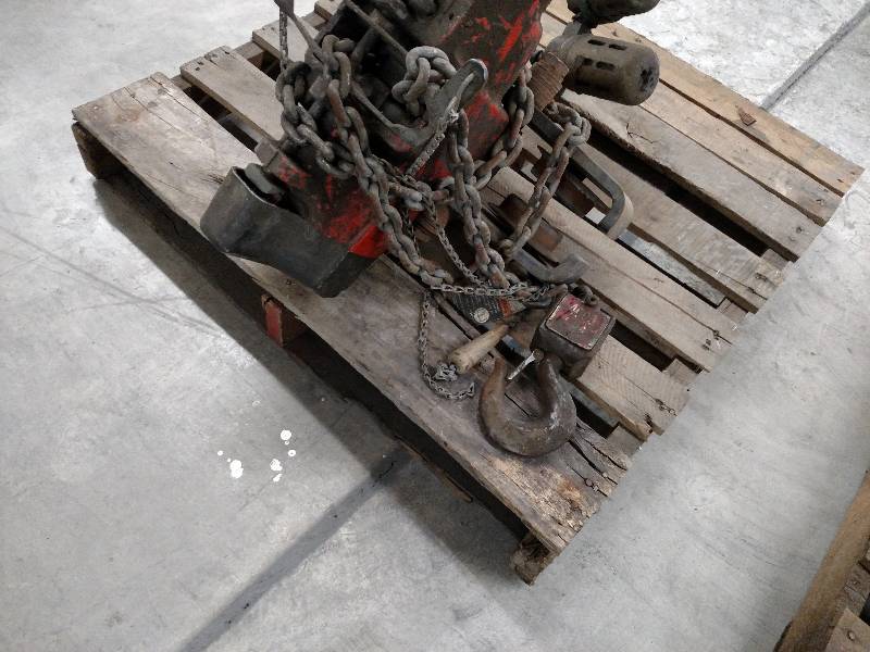 lot 45 image: Gardner Denver 4000 lb. Air Hoist w...