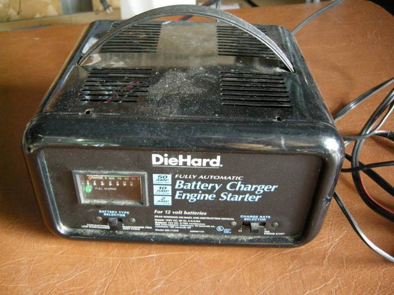 lot 38 image: Die Hard Battery ChargerStarter