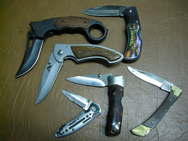 lot 88 image: Pocket Knives