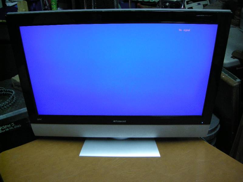 lot 94 image: Polaroid 32 LCD TV