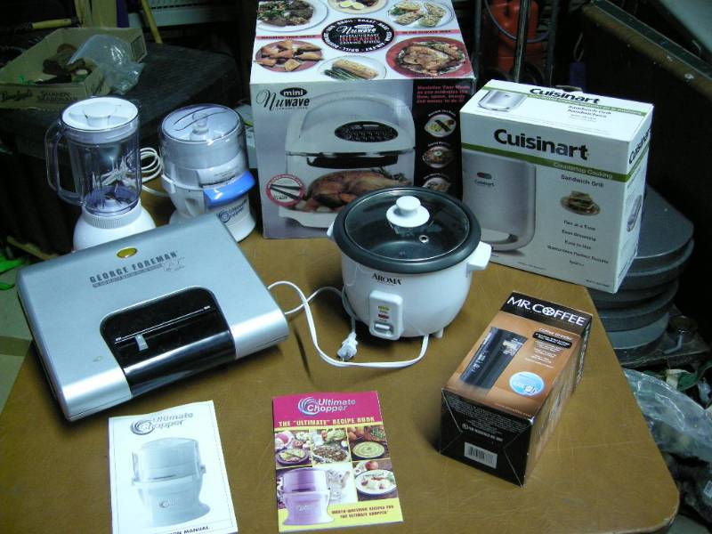 lot 95 image: Group Small Kitchen Appliances