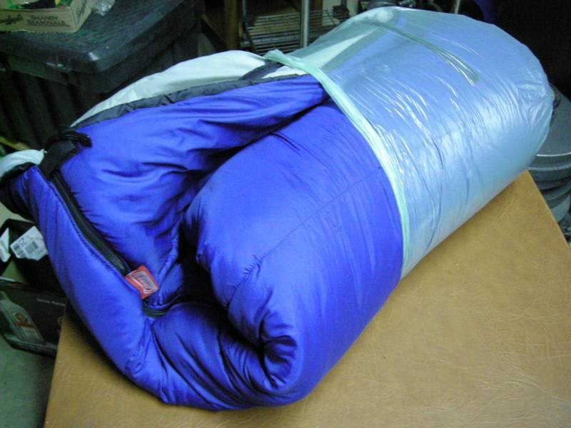 lot 98 image: Coleman Sleeping Bag