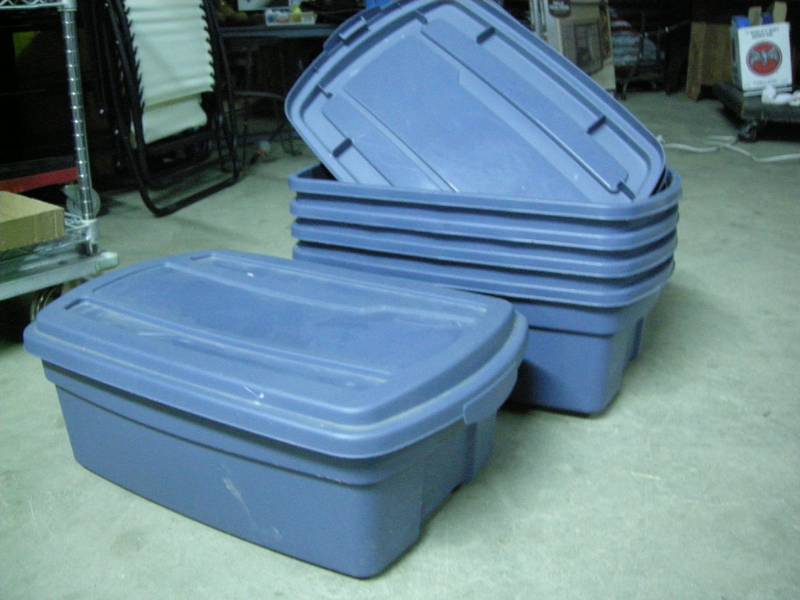 lot 108 image: 5 Rubbermaid Totes