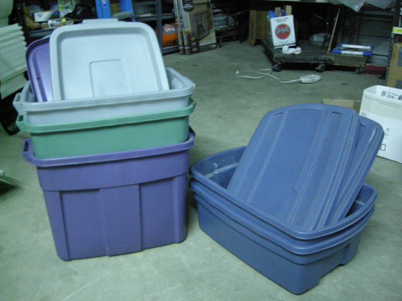 lot 109 image: 5 Rubbermaid Totes