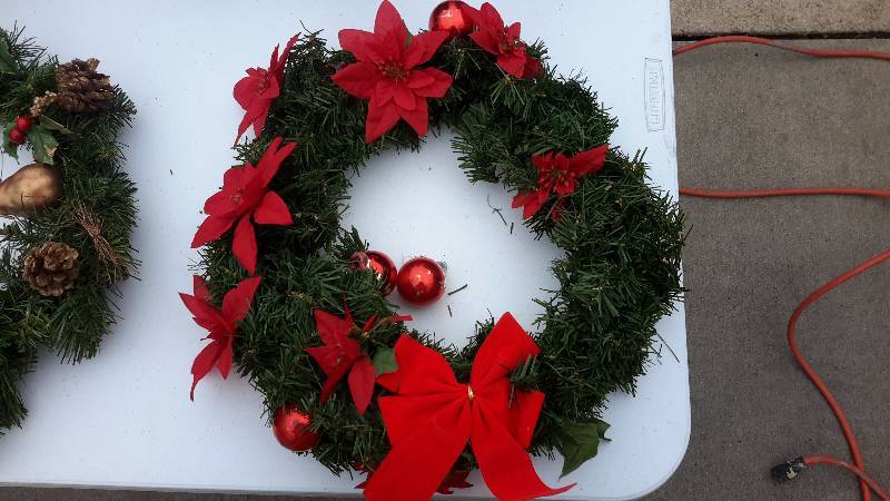 Set Of 4 Tabletop Christmas Trees 12 Inches Tall 2 Set Of 4 Tabletop Christmas Trees 12 Inches Tall 2 Wreaths 16 Inch Diameter And Garland Margaritaville Bar Closing Part 3 K Bid