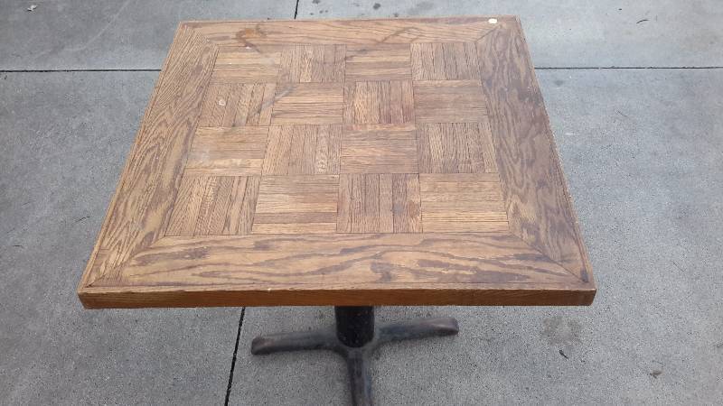 Central pedestal square table