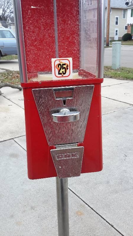 Freestanding small vending machine-candynuts