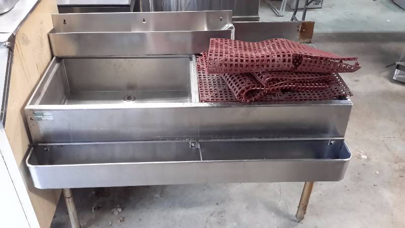 Under counter ice sink with liquor tray and spare tray