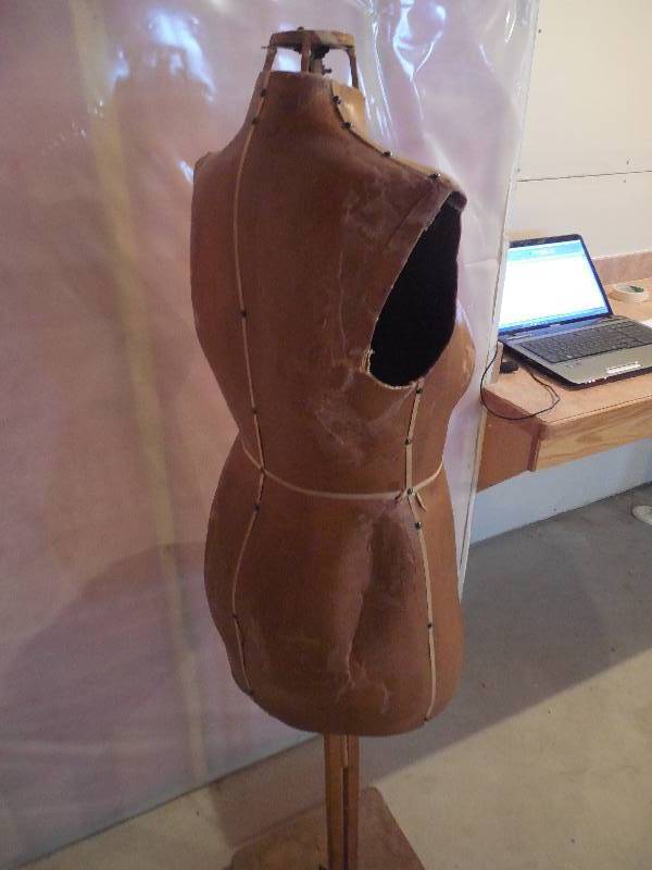 VINTAGE DRESS FORM