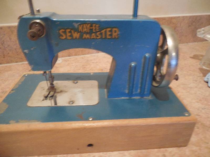 lot 56 image: Sew Master Vintage sewing machine