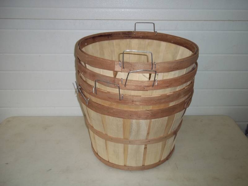 lot 16 image: 4 Bushel Baskets