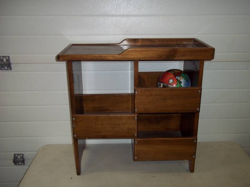 lot 19 image: Small Shelf  end table