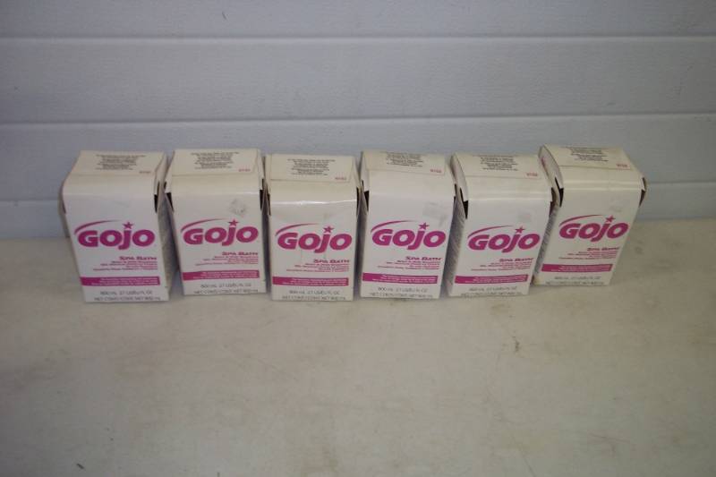 lot 32 image: 6 - 800 ml GoJo Body and Hair Shampoo