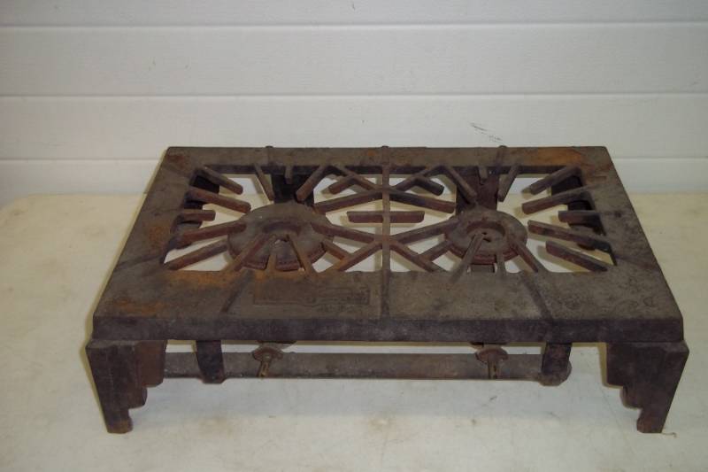 lot 52 image: Vintage 2 burner Monarch propane stove