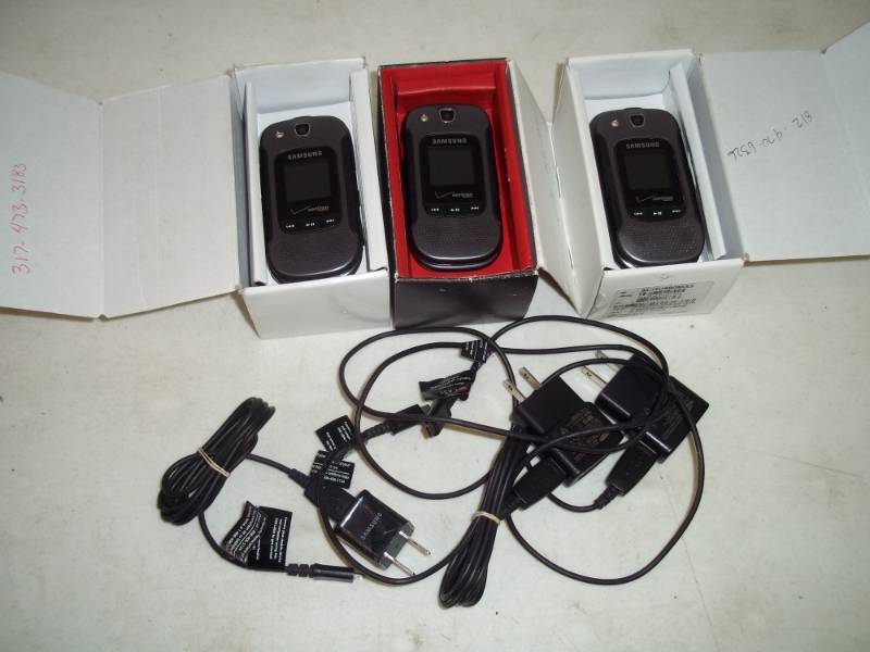 lot 77 image: 3 Cell phones with chargers