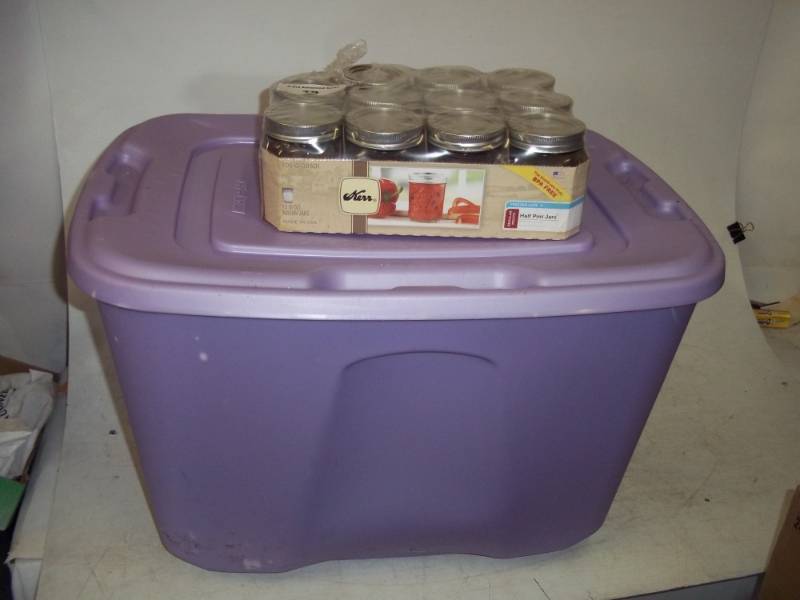 lot 84 image: 11 Pint canning jars and purple tote with lid