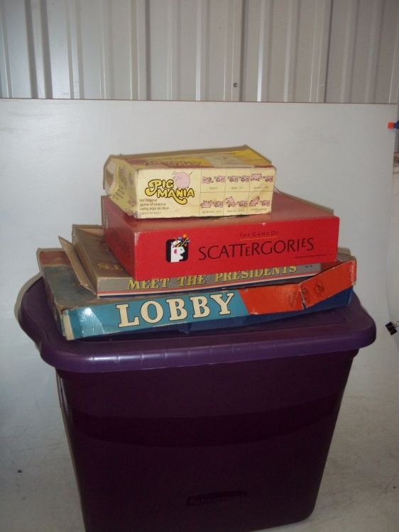 lot 85 image: Vintage Games and Purple tote with lid