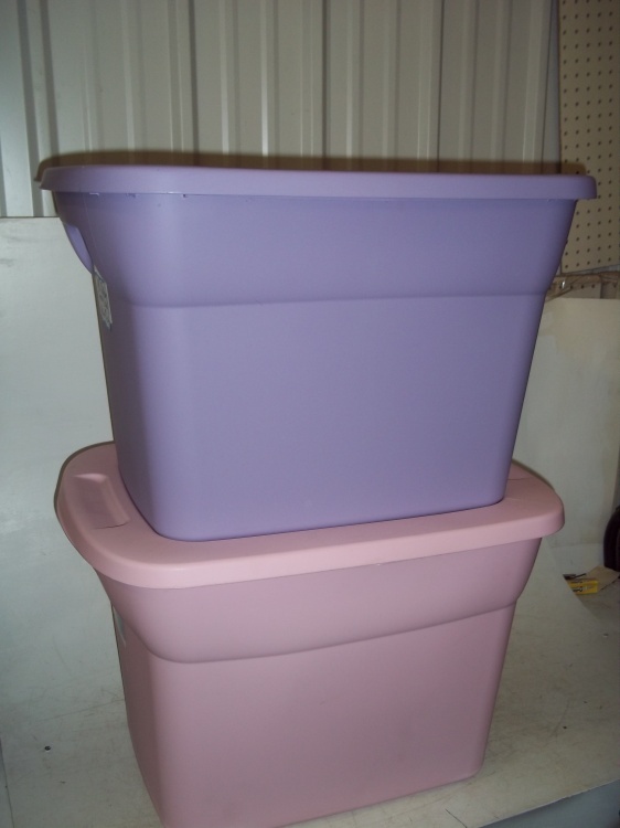 lot 87 image: Pink and Purple tote with Dcor