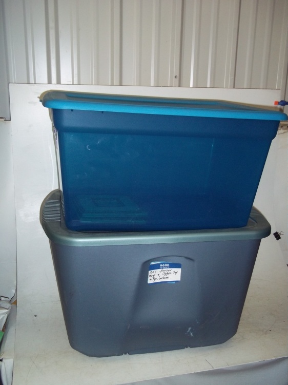 lot 89 image: Pair of Blue totes with lids