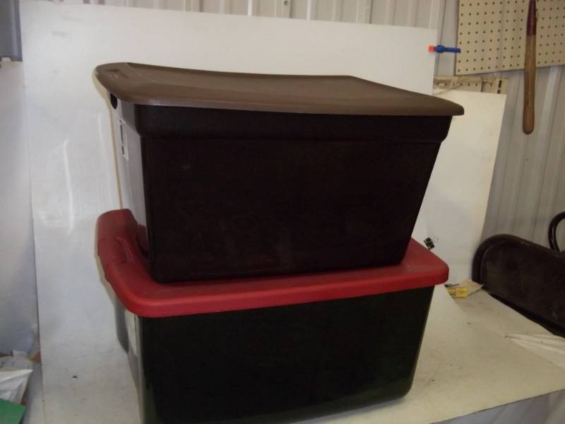lot 90 image: Pair of Totes with lids