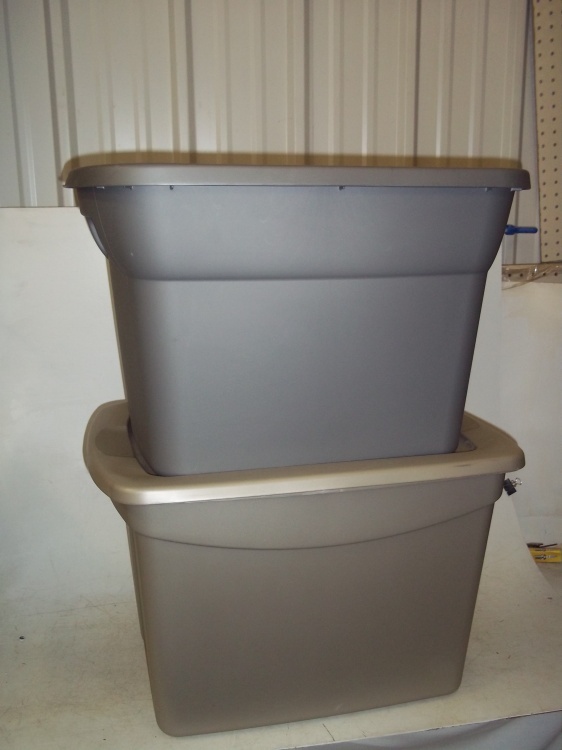 lot 92 image: Pair of Totes with lids