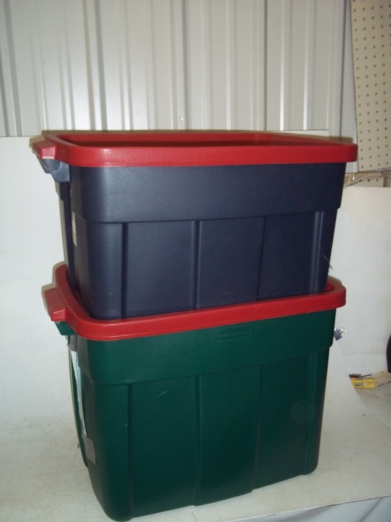 lot 93 image: Pair of Totes with lids