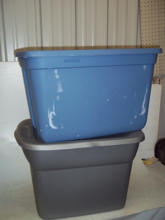 lot 94 image: Pair of Totes with lids and dcor