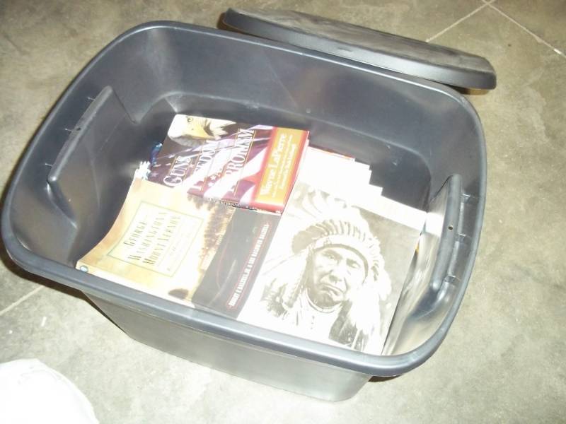 lot 102 image: Tote with lid and books