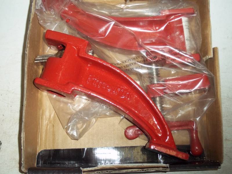lot 107 image: 7 Pipe Clamp