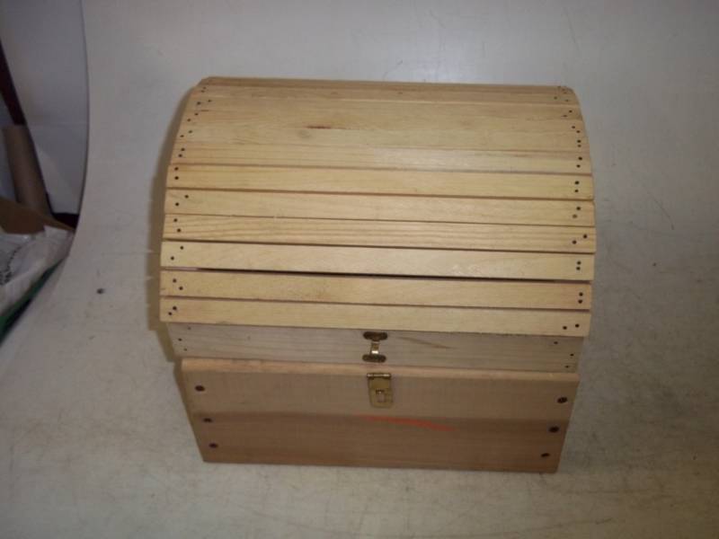 lot 109 image: Wood Box with lid no bottom 12 x 12 x 12