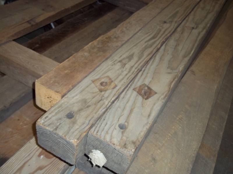 lot 138 image: Two 8 4 x 6 posts, One 4 x 4 post, and assorted short pieces of lumber