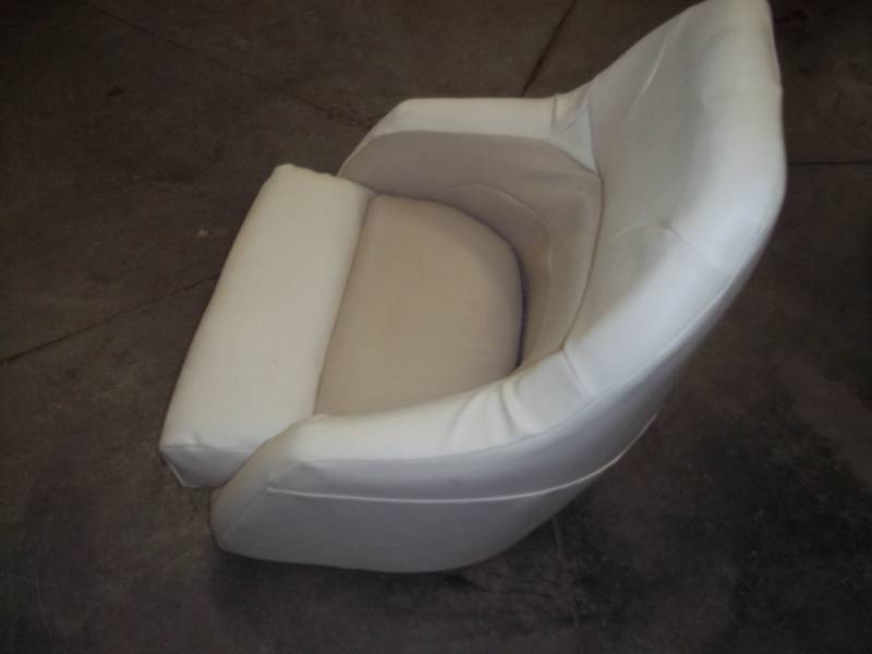 lot 144 image: Pontoon seat 25 tall 24 wide