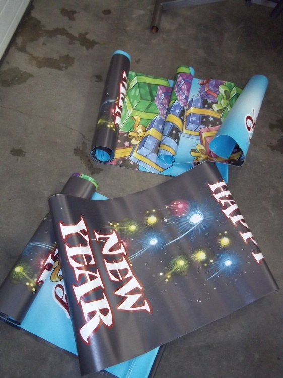 lot 206 image: 6 Double sided vinyl happy holidays signs 19 x 36