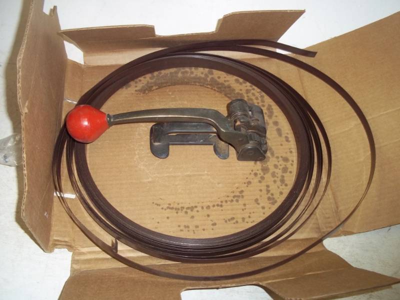lot 212 image: Pallet strapping with binder machine