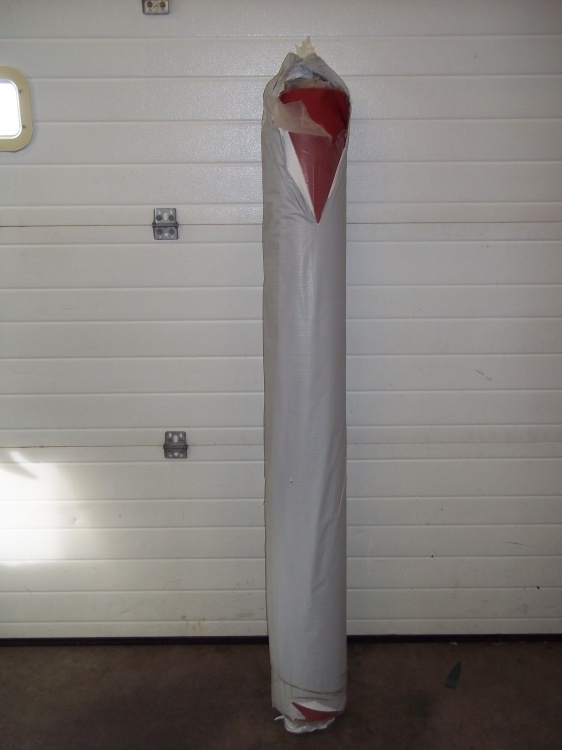 lot 280 image: Roll of red fabric 62