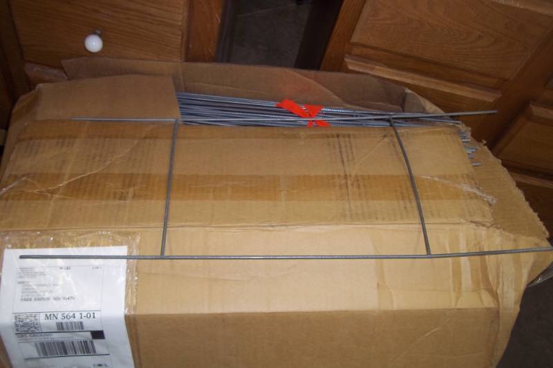 lot 290 image: Box of wire sign holders, wires are 2 x 10