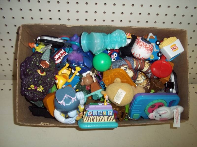 lot 302 image: Large lot of vintage toys