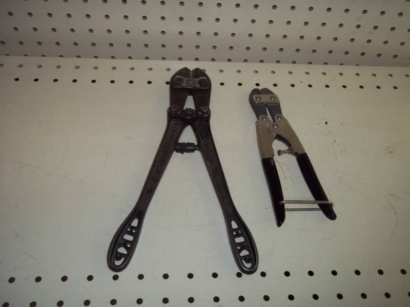 lot 307 image: Bolt cutter and wire cutters