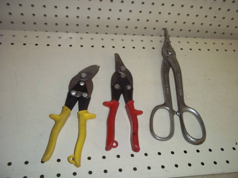 lot 311 image: 3 Tin snips