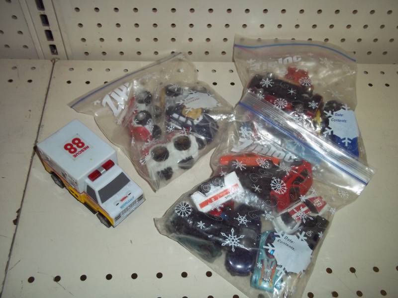 lot 319 image: Assortment of match box size toy cars