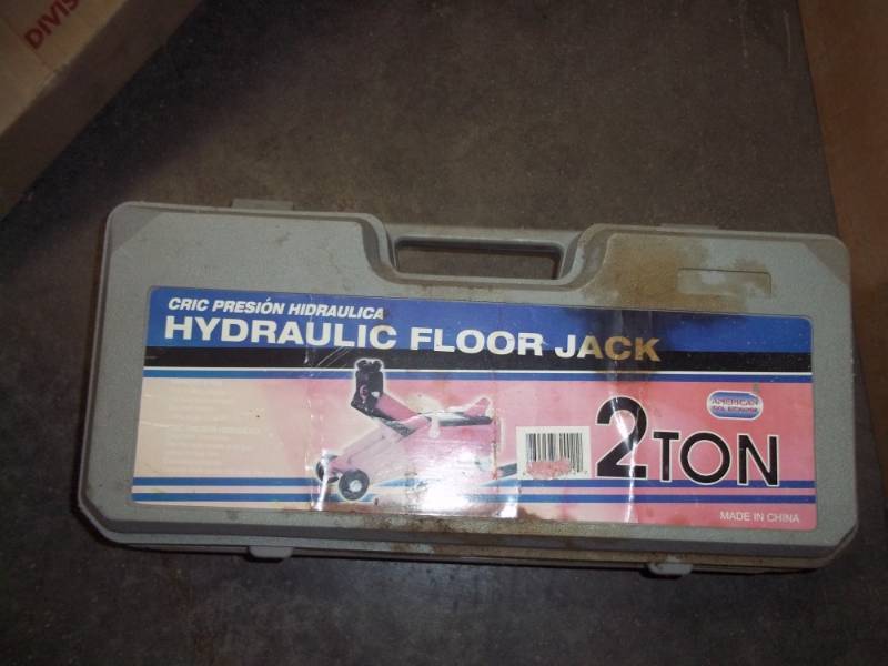 lot 322 image: 2 Ton hydraulic floor jack