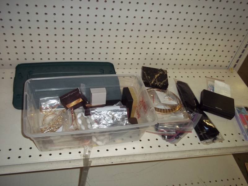 lot 339 image: Large lot of assorted jewelry