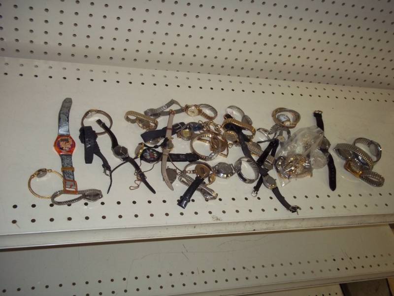 lot 340 image: Large selection of watches