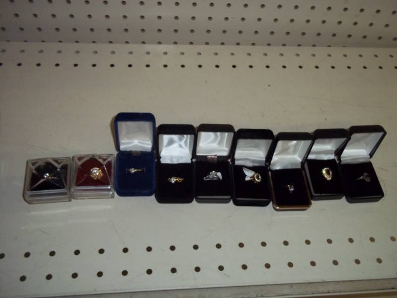 lot 342 image: Lot of 9 rings