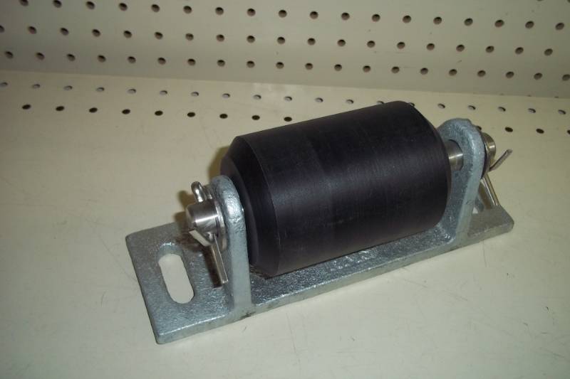 lot 404 image: Heavy Duty Roller with Bracket 9.5 x 3 roller is 3 high x 4 34 wide