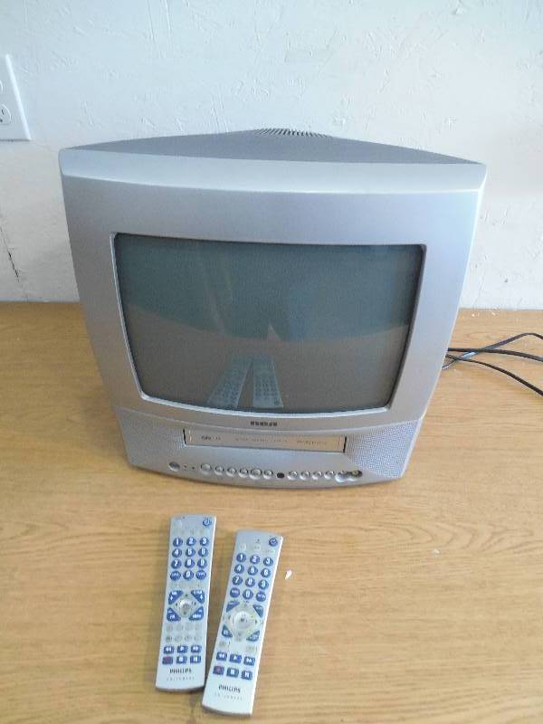 lot 12 image: RCA TV  VCR 13 COMBO TV