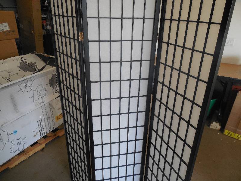 lot 9 image: 4 PANEL ROOM DIVIDER