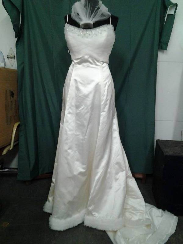 100% Silk With Tulle With Veil Size 16