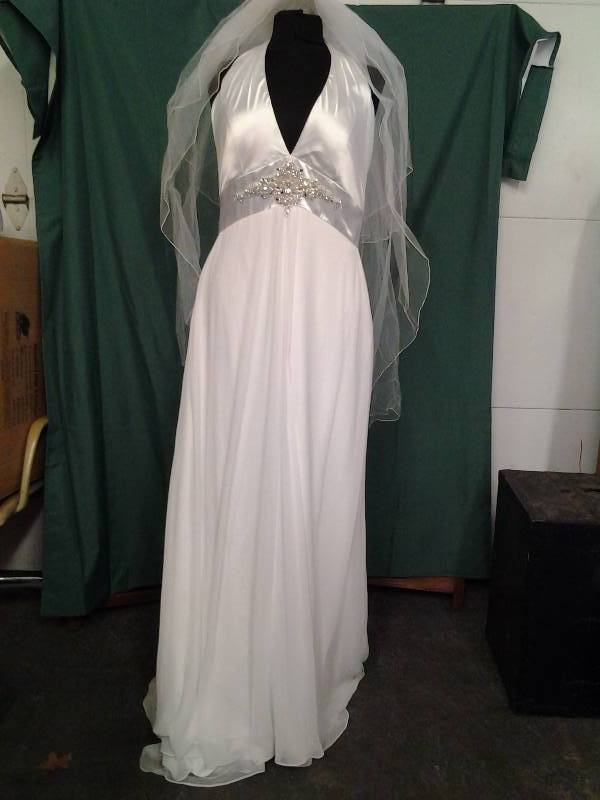 No Tag White With Rhinestone Includes Veil Size 1416